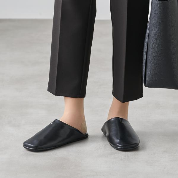 目指したのは、「スーツに合う革靴のようなスリッパ」。脱ぎ履きのしやすさをキープしながら、上品に仕上げました。（生地は合成皮革です）■フォーマルなスタイルにも合う上品なツヤ感のある素材で、シックに履けます。水分がしみこまない素材なのも汚れづら...
