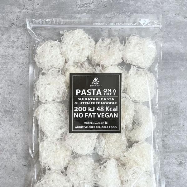 コシがあっておいしいダイエットヌードル。お湯で戻すだけで２.５倍に！SHINOBIのこんにゃく麺は、食物繊維が通常のこんにゃくと比べ1.5倍?。しらたきや糸こんにゃくと違い、弾力があり、クセになる歯ごたえです。こんにゃく独特の臭みもないため...