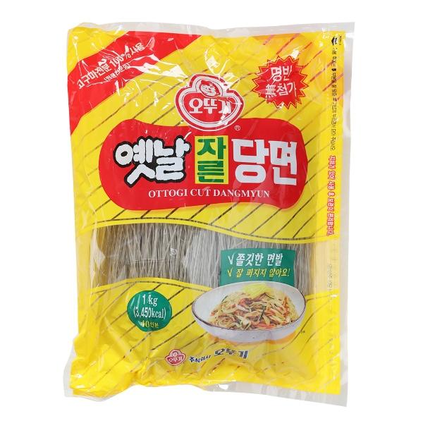 チャプチェやプルコギなど韓国料理に欠かせない食材タンミョン（韓国春雨）！オットギ春雨は、サツマイモでん粉を伝統製法で製造しているためシコシコとした歯ざわりと弾力が特徴です。商品名 [オットギ] カット春雨内容量 1kg原材料名 さつまいも澱...