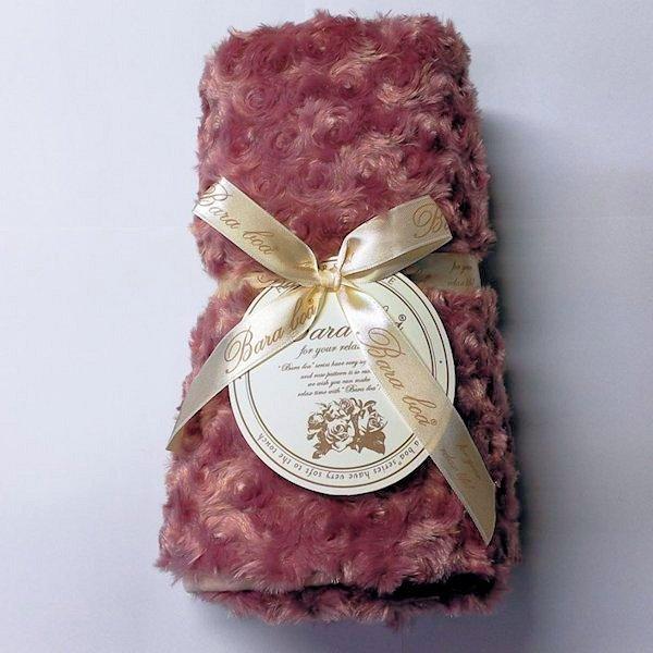 3wayで使用できるバラボア3wayひざ掛けです。ひざ掛けの端にボタンが付いているので、肩に羽織って前でボタンをとめてポンチョ風にボタンを二つ留めてボレロになります。表はボア、裏はフリース素材で暖かいひざ掛けです。