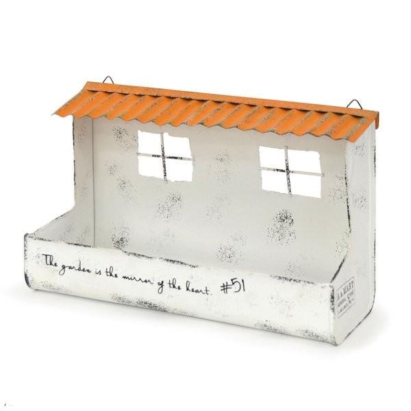 白いベースにトタン屋根が映えるシャビープランター。ナチュラルテイストなかわいいデザインに反して素材はなんと無骨でジャンクなオイル缶！不要になったシンナー缶を半分に切り落としてリサイクルしています。長く愛用されて塗装が剥がれた様子を、丁寧なペ...