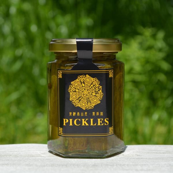 【原材料】　つばさきゅうり（飛騨高山産）［漬原材料］米酢(岡山県産)、上白糖、塩、有機黒胡椒、オーガニックローリエ、有機赤胡椒【内容量】　150ｇ【保存方法】　直射日光、高温多湿を避け　冷暗所にて保存　　　　　　　開栓後は要冷蔵【賞味期限】...