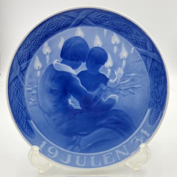 ロイヤルコペンハーゲン（Royal Copenhagen）は、デンマークの陶器メーカーです。ロイヤルコペンハーゲンのイヤープレートは、1908年に初年度版を発売以来、毎年、さまざまはシーンを描き続けて100年を超え、世界中の人々を魅了してき...