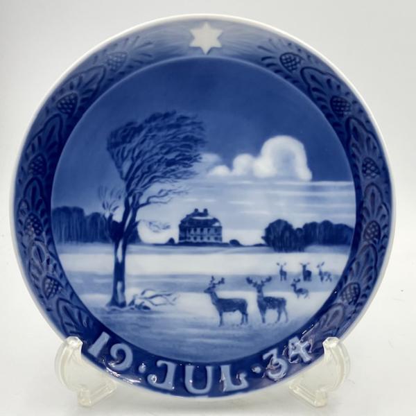 ロイヤルコペンハーゲン（Royal Copenhagen）は、デンマークの陶器メーカーです。ロイヤルコペンハーゲンのイヤープレートは、1908年に初年度版を発売以来、毎年、さまざまはシーンを描き続けて100年を超え、世界中の人々を魅了してき...