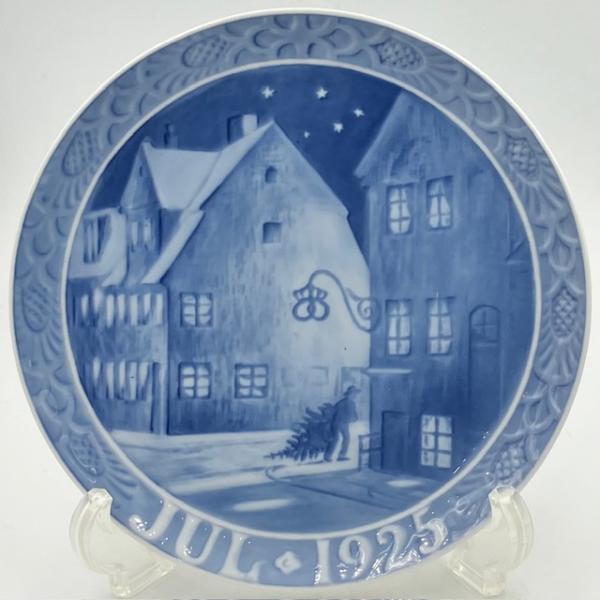ロイヤルコペンハーゲン（Royal Copenhagen）は、デンマークの陶器メーカーです。ロイヤルコペンハーゲンのイヤープレートは、1908年に初年度版を発売以来、毎年、さまざまはシーンを描き続けて100年を超え、世界中の人々を魅了してき...
