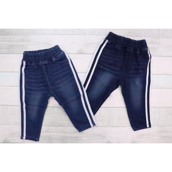 柔らかくかっこいいデニムパンツです。穿かせやすくオールシーズン、デイリーに活用できます。サイドラインがポイント◎合わせやすく使いやすいアイテムです。〇素材：【本体】綿63% ポリエステル27%　レーヨン8％　ポリウレタン2％〇カラー：ネイビ...