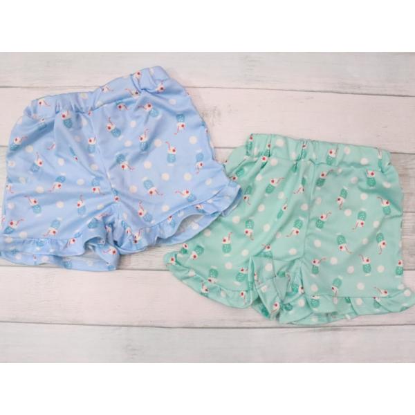 クリームソーダ柄が夏らしく可愛いショートパンツです。接触冷感加工のメッシュ素材なので暑い夏にぴったり。裾のフリルがポイントです。〇素材：【本体】ポリエステル100％〇カラー：サックス　ミント〇サイズ展開：80cm 90cm 95cm 100...