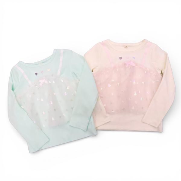 ふわふわのチュールが可愛い長袖Tシャツです。キラキラハートの箔プリントがポイント！リボンのワンポイントとパステルカラー刺繍のハートも可愛い！薄手のリブトップスで春にぴったりです。とても女の子らしいデザインなってます。〇素材：【本体】ポリエス...