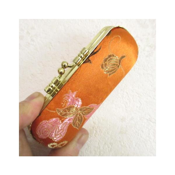 口紅やリップクリーム用ケースです。ミラーも付いていて便利です。サイズ　１０.０ｘ４．０ｘ３．０ｃｍ送料はレターパックプラスなら日本全国どこでも５２０円です。大量な場合は通常のクロネコヤマトの宅急便を選択してください。尚、カラーは表記の通りで...