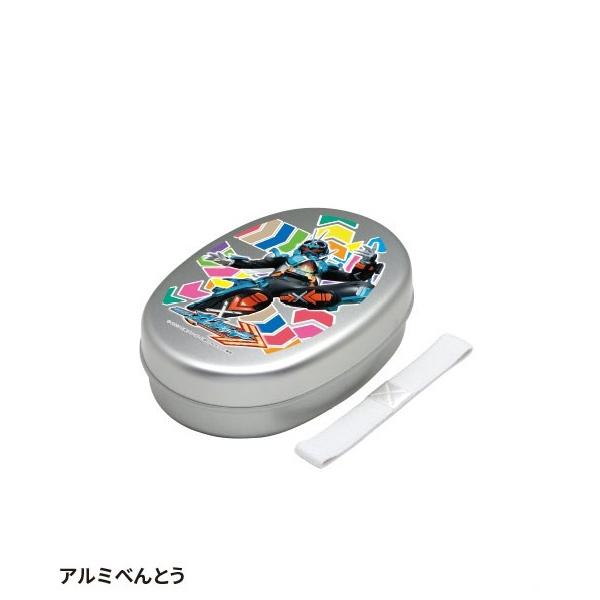 ランチ アルミケース アルミ弁当箱 ランチボックス べんとう おべんとう 行楽 遠足 レジャー 運動会 入園 入学 仮面ライダー ガッチャードアルミべんとうばこになります。フタが外れないよう専用ベルト付です。軽いのも特徴ですよ。【容量】　3...