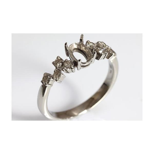 K10WG製のダイヤ入りのリング枠です。両サイドには合計０．２４カラットのダイヤモンドが留められています。この枠にはオーバルカット　6.0ミリ×4.0ミリ（誤差0.3ミリ）のルースを留めることが出来ます。○ルース形状：オーバルカット○ルース...