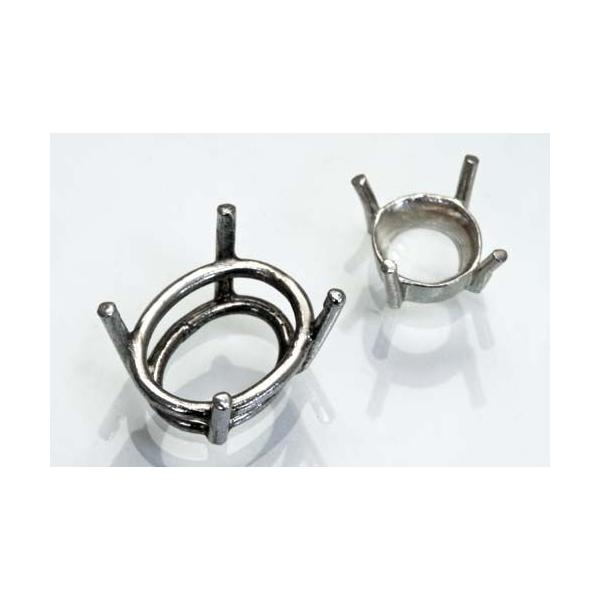 ■センター（メイン）ストーンを留めるためにルースにピッタリ合わせて台座を作ります。ファンシーカット（トライアングル、台形、細長いオーバル形など）は既成の枠ではぴったりお留めすることができないので、台座の部分のみ手作りにて製作を致します。いわ...