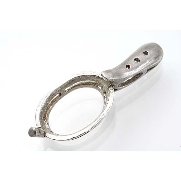 ダイヤでシンプルにバチカンを彩る２点留めオーバル用空枠です。この枠にはオーバル14ミリ×10ミリ（誤差0.2ミリ）のルースを留めることが出来ます。(プロポーションにもよりますが＋の誤差は難しいかもしれません)○ルース形状：オーバル○ルースサ...