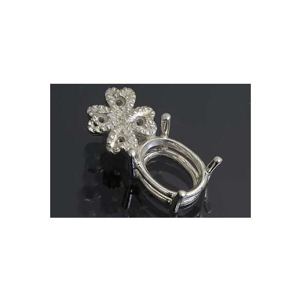 クローバーにダイヤが輝くキュートなデザインのバチカン一体型オーバル用空枠です。この枠にはオーバル8ミリ×6ミリ（誤差0.2ミリ）のルースを留めることが出来ます。○ルース形状：オーバル○ルースサイズ：8ミリ×6ミリ○素材：選択して下さい。○重...