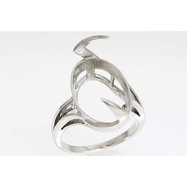 大きめのルース用の空枠です。この枠にはオーバル型の18ミリ×14ミリ（誤差0.5ミリ）のルースを留めることが出来ます。○ルース形状：オーバル○ルースサイズ：18ミリ×14ミリ○素材：選択してください。○重量：約2.9グラム○要リングサイズ※...