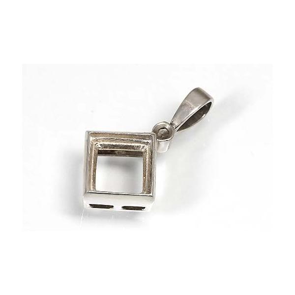 １粒のダイヤがトップに繋がるバチカン一体型、プリンセス9ｘ9用の空枠です。この枠にはプリンセス9ｘ9（誤差0.2ミリ）のルースを留めることが出来ます。○ルース形状：プリンセス○ルースサイズ：9ミリｘ9ミリ○素材：選択して下さい。○重量：約1...