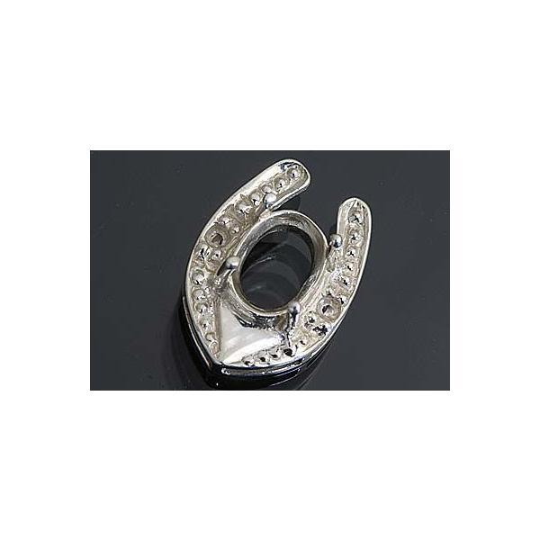 2粒のダイヤモンドが輝く馬蹄デザインのバチカン一体型オーバル用空枠です。この枠にはオーバル7ミリ×5ミリ（誤差0.2ミリ）のルースを留めることが出来ます。○ルース形状：オーバル○ルースサイズ：7ミリ×5ミリ○素材：選択して下さい。○重量：約...