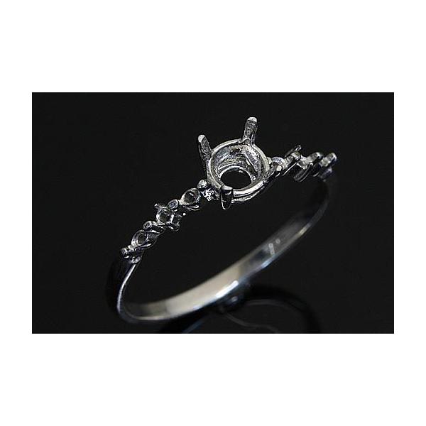 アームにダイヤが6石輝く細身のラインが美しい４本爪のリング。アームの裏抜きがないので細身ながらもしっかりとした作りです。この枠にはラウンド直径４．５ミリ（誤差0.2ミリ）のルースを留めることが出来ます。○ルース形状：ラウンド○ルースサイズ：...