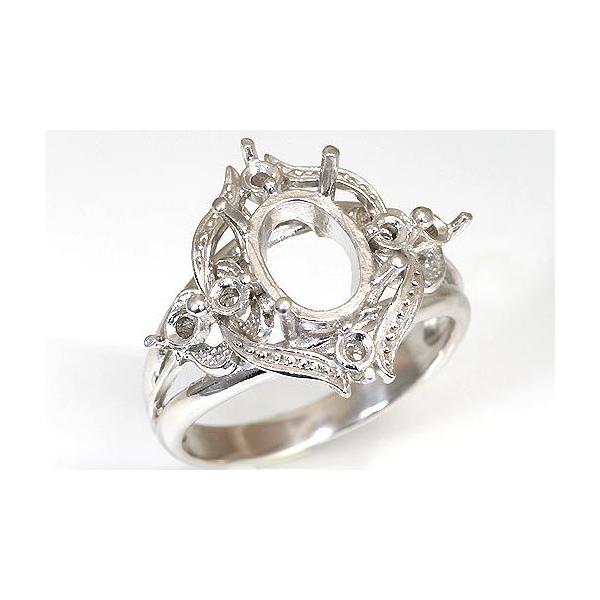 カボション用のロマンティックな空枠です。ダイヤも６石入りますので存在感があります。この枠にはオーバル型の8ミリ×6ミリ（誤差0.3ミリ）のルースを留めることが出来ます。○ルース形状：オーバル○ルースサイズ：8ミリ×6ミリ○素材：選択してくだ...