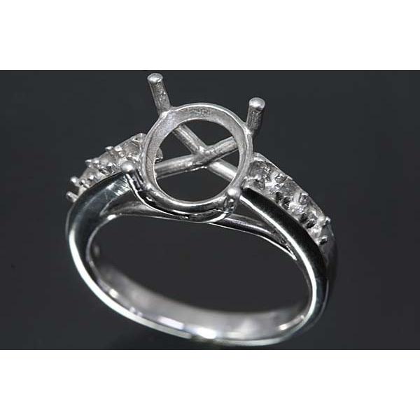 アームの両サイドに３石ずつダイヤモンドがセットされたデザイン。この枠にはオーバル型の10ミリ×8ミリ（誤差0.3ミリ）のルースを留めることが出来ます。○ルース形状：オーバル○ルースサイズ：10ミリ×8ミリ○素材：選択してください。○重量：約...