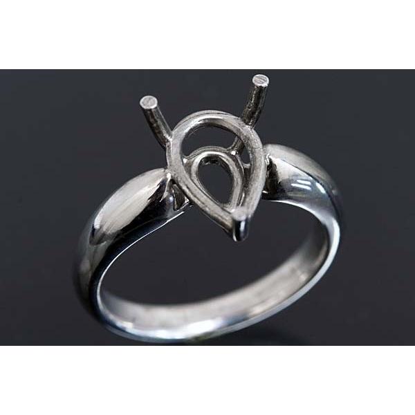 シンプルなデザイン空枠。この枠にはカボションペアシェープ10ミリ×8ミリ（誤差0.3ミリ）のルースを留めることが出来ます。○ルース形状：カボションペアシェープ○ルースサイズ：10ミリ×8ミリ○素材：選択して下さい。○重量：約3.6グラム（s...