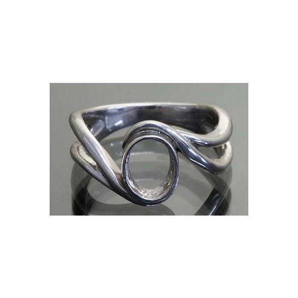 シンプルなデザインのオーバル石用空枠です。フクリン留めで留めますので引っかかりが少ないです。この枠にはオーバル7ミリ×5ミリ（誤差0.3ミリ）のルースを留めることが出来ます。○ルース形状：オーバル（一部カボション石可）○ルースサイズ：7ミリ...