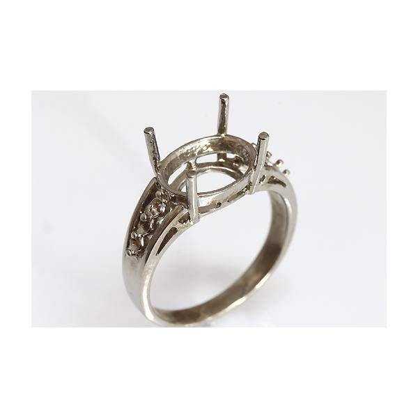 アームの両サイドに３石ずつダイヤモンドがセットされたデザイン。この枠にはオーバル型の10ミリ×8ミリ（誤差0.3ミリ）のルースを留めることが出来ます。○ルース形状：オーバル○ルースサイズ：10ミリ×8ミリ○素材：選択してください。○重量：約...