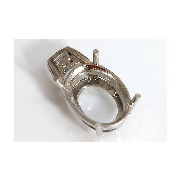 バチカンに２石ダイヤを彫留めしたオーバル用空枠です。この枠にはオーバル13ミリ×9ミリ（誤差0.3ミリ）のルースを留めることが出来ます。○ルース形状：オーバル○ルースサイズ：13ミリ×9ミリ○素材：選択して下さい。○重量：約1.5グラム（Ｓ...