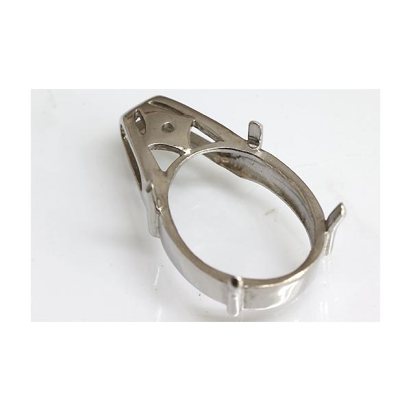 ダイヤ入りカボションカット用空枠です。この枠にはオーバルカボションカット13ミリ×11ミリ（誤差0.3ミリ）のルースを留めることが出来ます。○ルース形状：オーバルカボション○ルースサイズ：13ミリ×11ミリダイヤモンド : 1石○素材：選択...