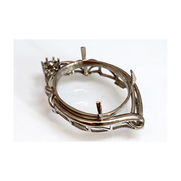 ダイヤ入り大型オーバルカボション用空枠です。この枠にはオーバル22ミリ×19ミリ（誤差0.5ミリ）のルースを留めることが出来ます。○ルース形状：オーバルカボションカット○ルースサイズ：22ミリ×19ミリダイヤモンド : 4石（０．０8カラッ...