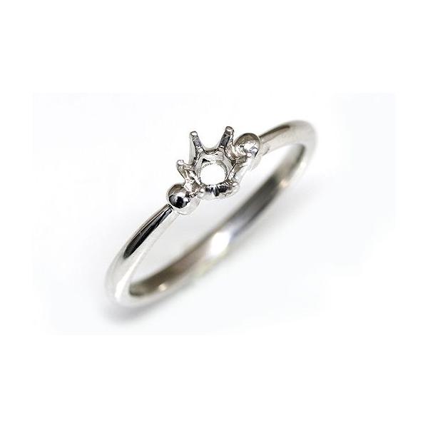 シンプルな立て爪のリングです。細身のデザインなので重ね付けにもお勧めです。この枠にはラウンド直径4.5ミリ（誤差0.3ミリ）のルースを留めることが出来ます。○ルース形状：ラウンド○ルースサイズ：φ4.5ミリ○素材：選択してください。○重量：...