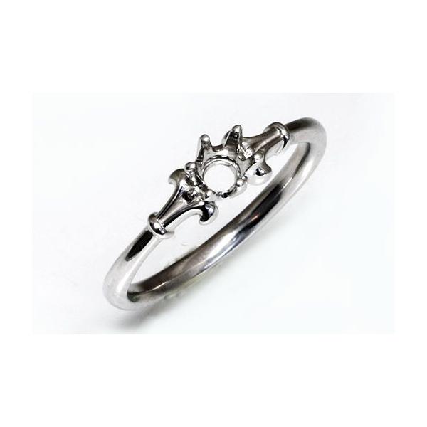 すっきりシンプルなデザインです。細身なので重ね着けにもお勧めです！この枠にはラウンド直径3.5ミリ（誤差0.3ミリ）のルースを留めることが出来ます。○ルース形状：ラウンド○ルースサイズ：φ3.5ミリ○素材：選択してください。○重量：約2.1...