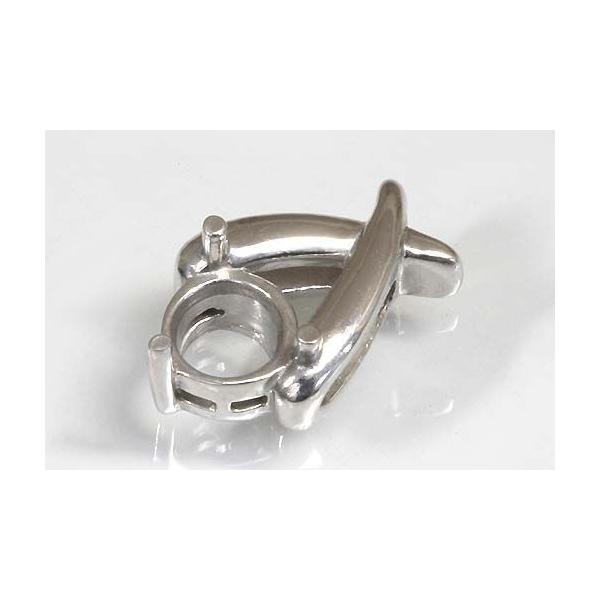 バチカンがクロス型になったラウンド用空枠です。この枠にはラウンドφ5ミリ（誤差0.2ミリ）のルースを留めることが出来ます。○ルース形状：ラウンド○ルースサイズ：φ5ミリ○素材：選択して下さい。○重量：約0.9グラム（ＳＶ925の場合）※メー...