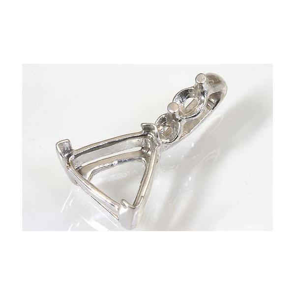 トリリアントのルースを２石のダイヤで飾るシンプルな空枠です。この枠にはトリリアント7ミリ×7ミリ（誤差0.2ミリ）のルースを留めることが出来ます。○ルース形状：トリリアント○ルースサイズ：7ミリ×7ミリ○素材：選択して下さい。○重量：約0....