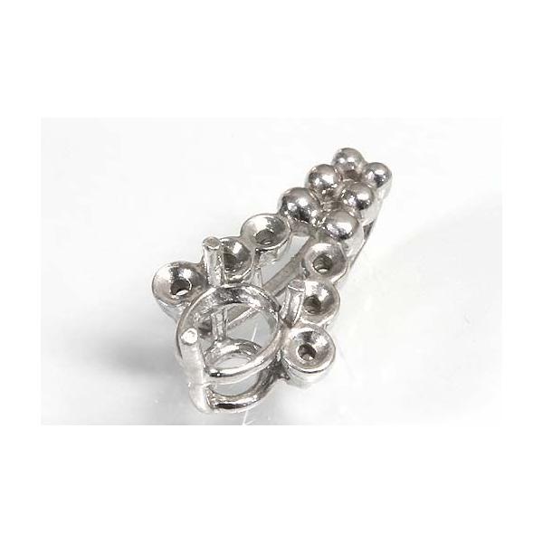 シャンデリアのようなデザインのバチカン一体型オーバル用空枠です。この枠にはオーバル5.5ミリ×4.5ミリ（誤差0.2ミリ）のルースを留めることが出来ます。○ルース形状：オーバル○ルースサイズ：5.5ミリ×4.5ミリ○素材：選択して下さい。○...