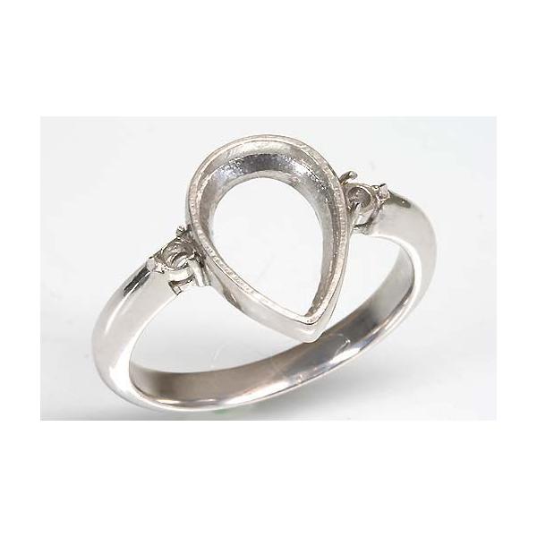 伏せ込みタイプのカボションペアシェープ用空枠。両サイドのダイヤがシンプルなデザインに華を添えますこの枠にはペアシェープ約１０．５ミリ×約７．５ミリ（誤差0.2ミリ）のルースを留めることが出来ます。○ルース形状：カボションペアシェープ○ルース...