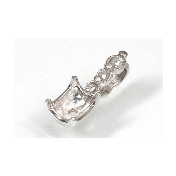 3粒のダイヤにオーバルなら6ｘ4、スクエア4ｘ3のルースが留ります。バチカン一体型オーバル用空枠です。この枠にはオーバル6ミリ×4ミリ（誤差0.2ミリ）のルースを留めることが出来ます。○ルース形状：オーバルorスクエア○ルースサイズ：6ミリ...