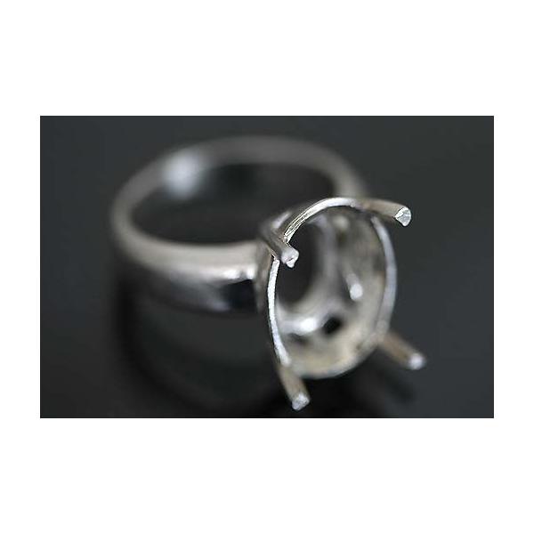 大型ルース用のシンプルな空枠です。この枠にはカット or カボション 16ミリ×12ミリ（誤差0.3ミリ）のルースを留めることが出来ます。○ルース形状：オーバル(カボションorカット）○ルースサイズ：16ミリ×12ミリ○素材：Silver9...