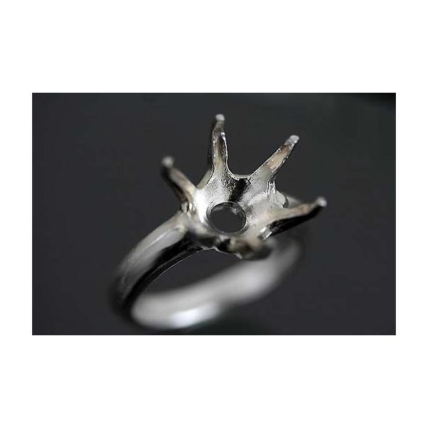 シンプルな立て爪のリングです。bigサイズのルースを飾ります。この枠にはラウンド直径12.5ミリ（誤差0.5ミリ）のルースを留めることが出来ます。○ルース形状：ラウンド○ルースサイズ：φ12.5ミリ○素材：Silver925○重量：約5.9...