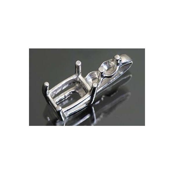 2粒のダイヤにがバチカンに輝く、バチカン一体型スクエア用空枠です。この枠にはスクエア6ミリ×4ミリ（誤差0.2ミリ）のルースを留めることが出来ます。○ルース形状：スクエア○ルースサイズ：6ミリ×4ミリ○素材：選択して下さい。○重量：約0.5...