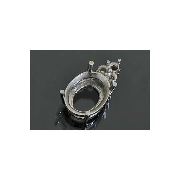 ３粒のダイヤモンドが輝くバチカン一体型オーバル用空枠です。この枠にはオーバル11ミリ×9ミリ（誤差0.2ミリ）のルースを留めることが出来ます。○ルース形状：オーバル○ルースサイズ：11ミリ×9ミリ○素材：選択して下さい。○重量：約1.2グラ...