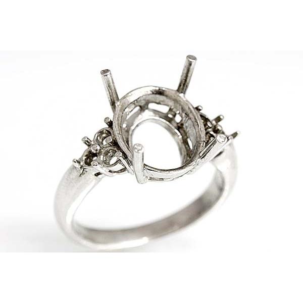 この枠にはオーバル12ミリ×10ミリ（誤差0）のルースを留めることが出来ます。カボションorカットルース対応。プロポーションによりセットできない場合もあります。○ルース形状：オーバル○ルースサイズ：12ミリ×10ミリ○素材：選択して下さい。...