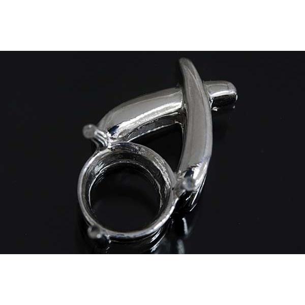 バチカンがクロス型になったラウンド用空枠です。この枠にはラウンドφ6ミリ（誤差0.2ミリ）のルースを留めることが出来ます。○ルース形状：ラウンド○ルースサイズ：φ6ミリ○素材：選択して下さい。○重量：約1.0グラム（ＳＶ925の場合）※メー...