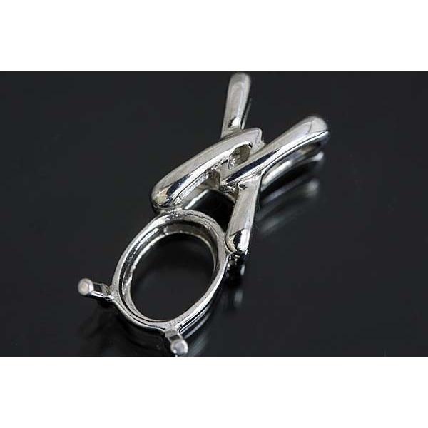 Ｘ型のシンプルなオーバル用空枠です。この枠にはオーバル8ミリx6ミリ（誤差0.2ミリ）のルースを留めることが出来ます。○ルース形状：オーバル○ルースサイズ：8ミリx6ミリ○素材：選択して下さい。○重量：約1.3グラム（ＳＶ925の場合）※メ...