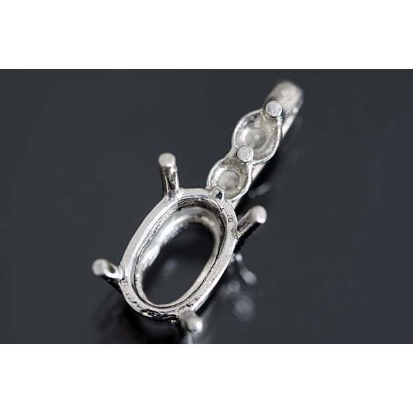 この枠にはオーバル7ミリ×5ミリ（誤差0.3ミリ）のルースを留めることが出来ます。○ルース形状：オーバル○ルースサイズ：7ミリ×5ミリ○素材：選択して下さい○重量：約0.7グラム（ＳＶ925の場合）※メール便不可※受注後に製作いたしますので...