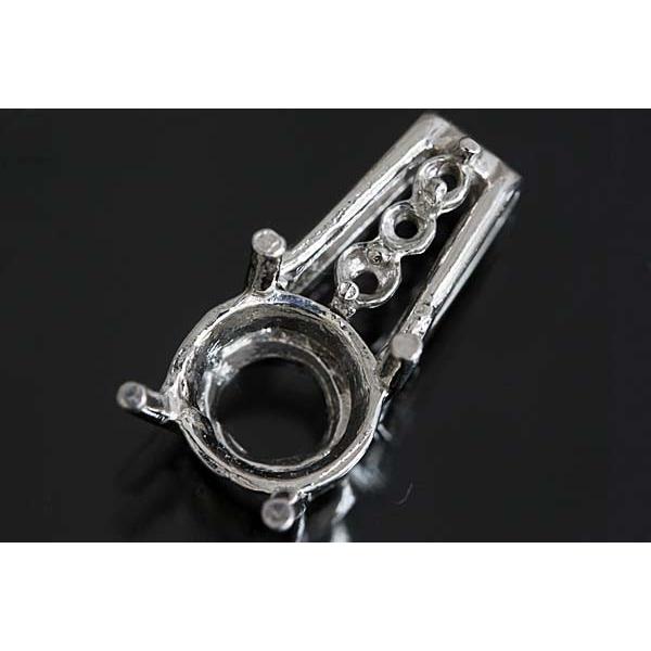 3粒のダイヤモンドがバチカンにセットされたバチカン一体型デザイン。この枠にはラウンドφ6ミリ（誤差0.2ミリ）のルースを留めることが出来ます。○ルース形状：ラウンド○ルースサイズ：φ6ミリ○素材：選択して下さい。○重量：約1.8グラム（ＳＶ...