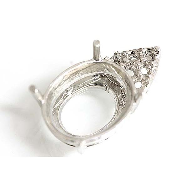 この枠にはオーバル11ミリ×9ミリ（誤差0.2ミリ）のルースを留めることが出来ます。バチカン内径が小さめの為、チェーンをお送り戴けましたらセット致します。（ルースを送付の際に同封下さい）○ルース形状：オーバル○ルースサイズ：11ミリ×9ミリ...