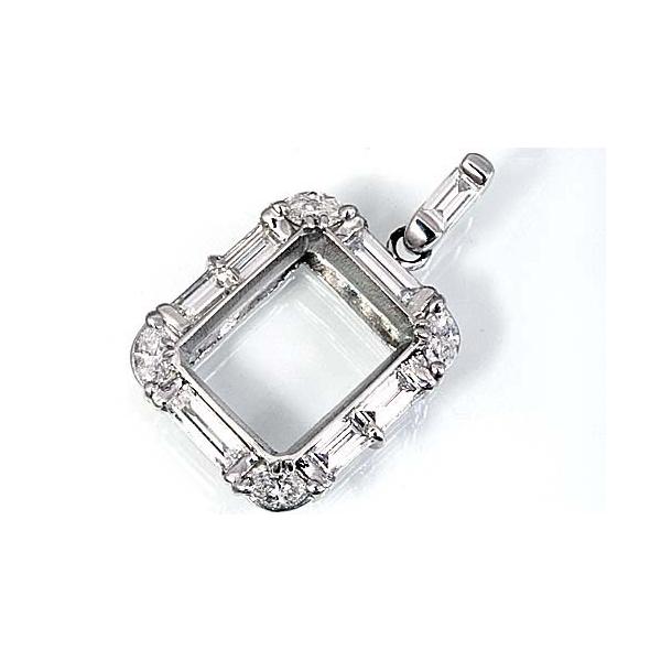 重厚感ある造りと上質ダイヤモンドの取巻き。この枠にはスクエア12.5ミリ×10.5ミリ（誤差0.3ミリ）のルースを留めることが出来ます。○ルース形状：スクエア○ルースサイズ：12.5ミリ×10.5ミリ○素材：プラチナ900○重量：約7.2グ...