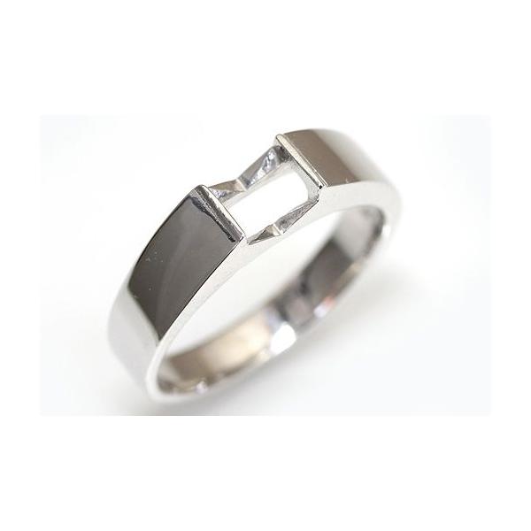 シンプルなスクエアーなデザインのタンクリングです。この枠にはスクエア石　5.0ミリ×5.0ミリ（誤差0.2ミリ）のルースを留めることが出来ます。○ルース形状：スクエア○ルースサイズ：　5.0ミリ○素材：選択して下さい。○重量：約3.2グラム...