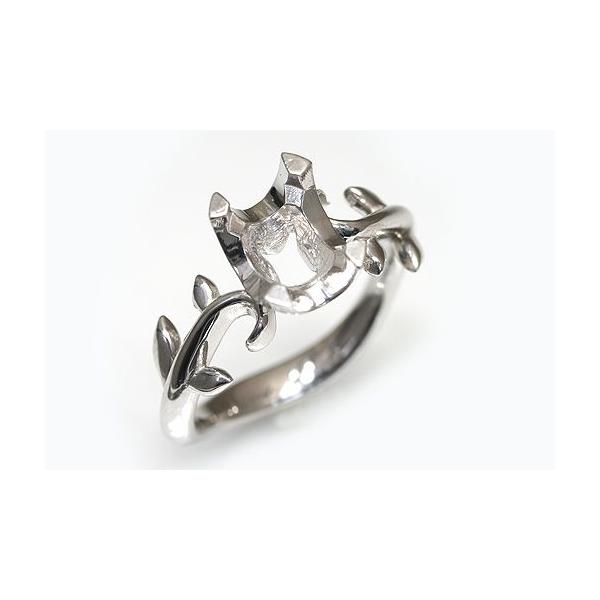 フラワーモチーフのリングです。アーム部分も葉っぱをモチーフにした凝った作りです。この枠にはオーバル8ミリ×6ミリ（誤差0.3ミリ）のルースを留めることが出来ます。○ルース形状：オーバル○ルースサイズ：8ミリ×6ミリ○素材：選択して下さい。○...